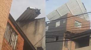 Vídeo mostra o momento em que telhado inteiro de casa é arrancado por ventania em SP