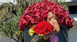Vídeo: Virgínia Fonseca recebe 'mega' buquê de flores