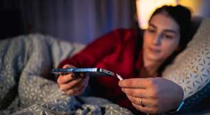 Pelo bem da sua casa, não durma com o carregador do celular sobre a cama