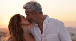 Flávia Alessandra renova votos com Otaviano com slip dress marrom