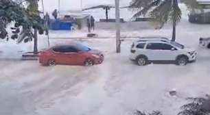 VÍDEO: Ressaca com ondas de 4 metros interdita orla do Leblon, no Rio de Janeiro