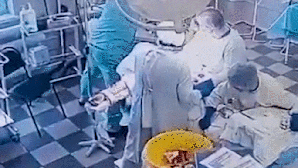 Vídeo mostra médicos segurando paciente em cirurgia durante terremoto na Rússia