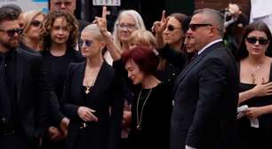 Viúva de Ozzy Osbourne é amparada pelos filhos durante funeral do músico
