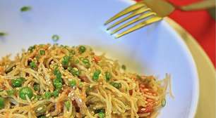 Salada de macarrão oriental: fácil, leve e sem glúten