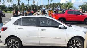 Homem é baleado dentro de carro em frente a supermercado em Piatã