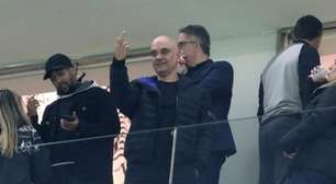 Alexandre de Moraes vai a jogo do Corinthians e faz gesto obsceno no dia em que é alvo de sanção dos EUA