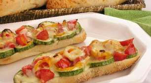 Minibaguete com legumes gratinados: sirva essa delícia como entradinha