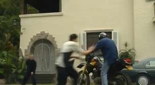 'A Viagem': Meu Deus! Téo aluga moto e tenta atropelar Otávio