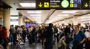 Pais abandonam filho de 10 anos em aeroporto, embarcam sem ele e acabam na delegacia
