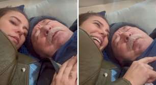 Em registro raro, Paolla Oliveira mostra o pai aprovando seu trabalho em 'Vale Tudo'