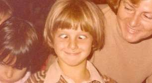 Há cerca de 47 anos, esse menino de cabelo loiro e liso fazia careta para a foto; hoje é um famoso visto por muitos na TV. Reconhece?