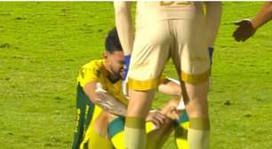 Zagueiro do Mirassol desloca o dedo em forte choque com Vegetti; imagem forte
