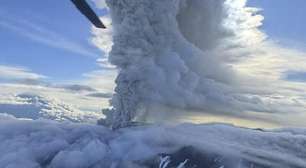 Vulcão entra em erupção na Rússia pela 1ª vez em 450 anos