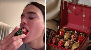 Bruna Marquezine prova morango do amor de R$ 2 mil: 'Da até dó de comer'