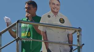 Com pai barrado por Moraes, Flávio discursa ao lado de Bolsonaro de papelão em ato em Copacabana