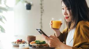 Você come em pé, mexendo no celular ou em frente a TV? Isso pode estar sabotando sua dieta