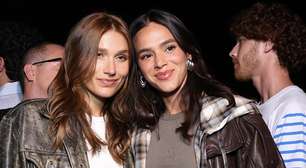 Marquezine e Sasha combinam look com jaqueta de couro e jeans