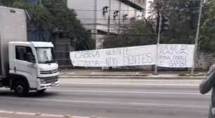 Torcida do Palmeiras ironiza em protesto e cobra Abel e elenco: 'Cabeça quente, faca nos dentes'