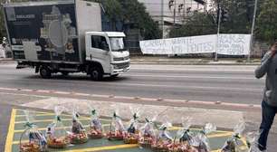 Torcedores do Palmeiras protestam com cestas e faixas antes do Dérbi