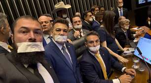 Com espadrapo na boca, bolsonaristas prometem obstruir pauta do Congresso