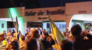Apoiadores de Bolsonaro fazem buzinaço e se reúnem em frente ao condomínio do ex-presidente: 'O Brasil vai parar'