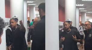 Neymar discute com jornalista após vitória do Santos em São Paulo