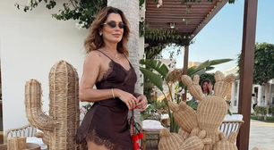 Flávia Alessandra arrasa com 2 vestidos tipo camisola na Turquia