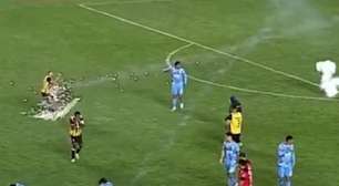 Jogador do The Strongest é atingido por rojão vindo da própria torcida