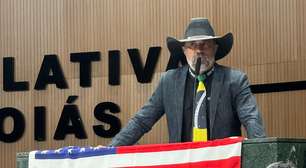 Deputado do chapéu leva bandeira dos EUA à tribuna da Alego e pede prisão de Alexandre de Moraes