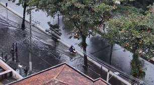 SP: Santos amanhece embaixo d'água após chuva e com lixo pelas ruas em meio a greve
