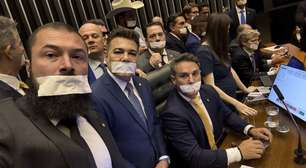 Deputados da oposição pernoitam na Câmara após prisão domiciliar de Bolsonaro