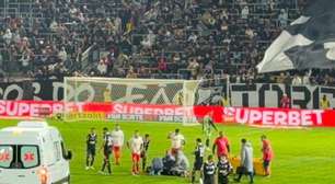 Jogador do Botafogo fica desacordado após choque e deixa campo de ambulância