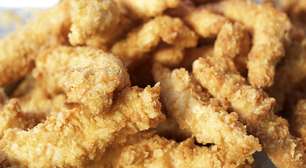 Nem farinha panko, nem farinha de rosca: esse é o melhor jeito de empanar o frango, fica mais saudável e proteico