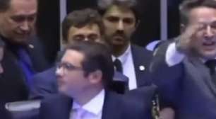 Levou cotovelada? Nikolas Ferreira afirma que foi agredido por parlamentar