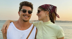 Camila Queiroz chama atenção com lenço em viagem babymoon