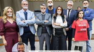 COLUNA | Com fitas na boca, vereadores de Porto Alegre protestam contra prisão domiciliar de Bolsonaro