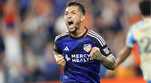 Luciano Acosta chega ao Rio para fechar com o Fluminense e pode reforçar time na Sul-Americana