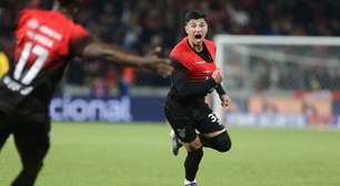 Gol e R$ 1 mil no bolso: jogador do Athletico garante prêmio especial depois de marcar de fora da área