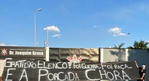 Torcedor do Corinthians faz 'protesto' inusitado na porta do CT para jogadores após o Dérbi
