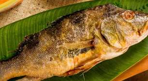 Como fazer peixe assado na folha de bananeira