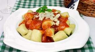 Nhoque de batata-doce com molho de tomate caseiro fácil de fazer
