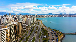 Essa cidade une praias incríveis, cultura rica e clima perfeito