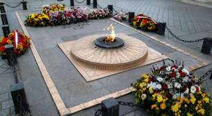 Homem que acendeu cigarro na chama de memorial a vítimas da Primeira Guerra é julgado em Paris