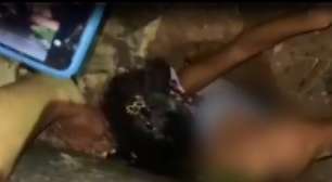 Menina entra em bueiro para ajudar a resgatar amigo na Bahia