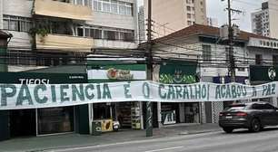 Torcedores do Palmeiras estendem nova faixa de protesto por fase ruim