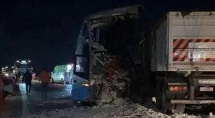 Acidente entre ônibus e carreta deixa 11 mortos e mais de 40 feridos em rodovia no Mato Grosso