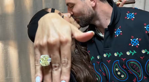 Anitta noiva? Cantora aparece com anel em postagem de J Balvin