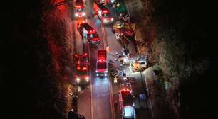 Batida entre carro e van deixa quatro mortos e 16 feridos em MG