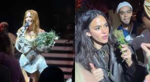 Bruna Marquezine tenta pegar buquê de Giovanna Ewbank em renovação de votos com Bruno Gagliasso, mas fica apenas com raminho