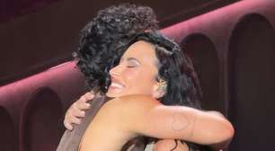 Demi Lovato e Jonas Brothers emocionam com performance de "This Is Me" na turnê de 20 anos do trio; assista